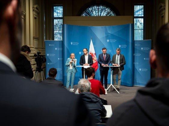 Gli aumenti salariali per il personale scolastico perseguono un obiettivo chiaro, come indicato nel programma di Governo della Giunta provinciale: i lavoratori del settore dell'istruzione devono guadagnare sensibilmente di più. L'assessora provinciale al Personale Magdalena Amhof e gli assessori provinciali all'Istruzione Philipp Achammer, Marco Galateo e Daniel Alfreider (da sinistra a destra) hanno presentato le linee guida a questo proposito in una conferenza stampa tenutasi al termine della seduta della Giunta provinciale. (Foto: USP/Fabio Brucculeri)