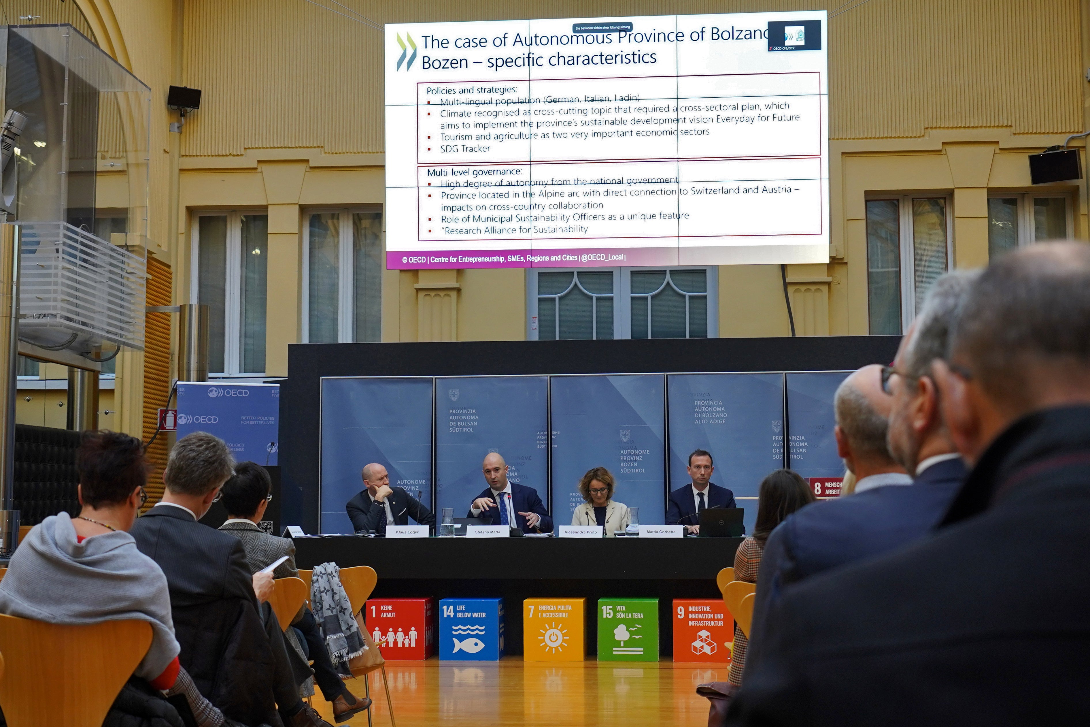 Volles Haus bei der Vorstellung des ersten ganzheitlichen Nachhaltigkeitsberichts des Landes Südtirol: Der Bericht ist in einjähriger Projektarbeit in Zusammenarbeit mit der OECD und den Vertretenden von Landesverwaltung, Gemeinden, Euregio sowie rund 100 Stakeholdern aus allen Bereichen der Gesellschaft erarbeitet worden. (Foto: LPA/Fabio Brucculeri)