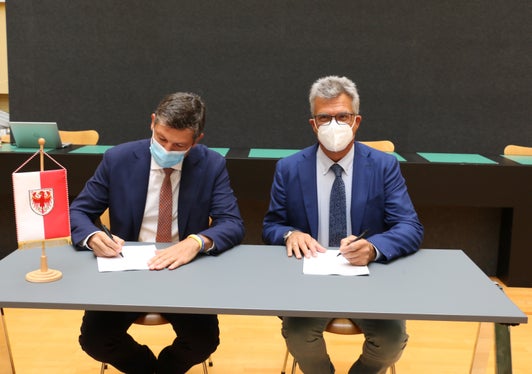 Il  contratto di servizio tra la Provincia e SASA Spa è stato firmato oggi (1 ottobre) dall'assessore alla mobilità, Daniel Alfreider, e dal presidente della Sasa, Francesco Morandi (Foto: ASP)