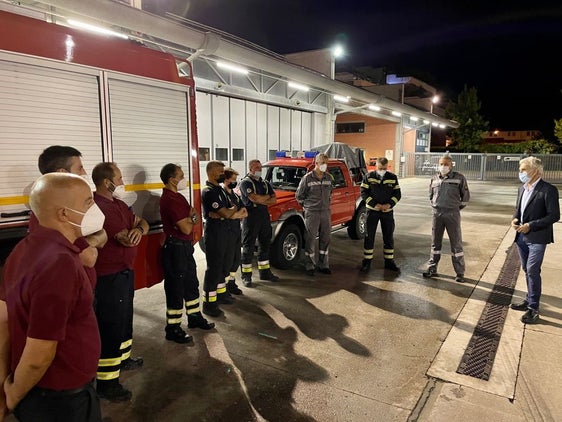 L'assessore provinciale alla Protezione civile Arnold Schuler (a dx) ha ringraziato i Vigili del Fuoco delle unità d'intervento in partenza per la Sicilia. (Foto: ASP/Diddi Osele)