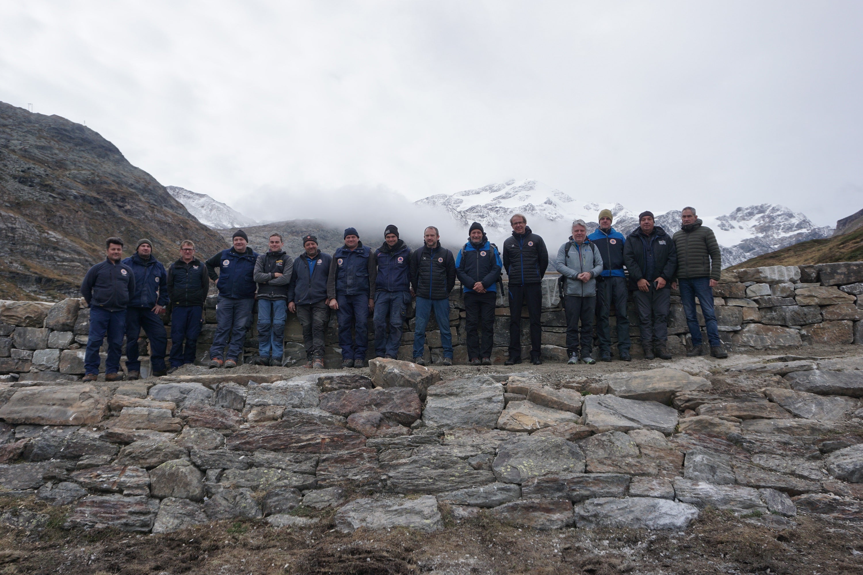 Gruppenbild zum Abschluss der Arbeiten am Staudamm Martell mit (von links) den Arbeitern Günther Hainz, Manuel Lampacher, Christian Rechenmacher, Roland Pirhofer, Manuel Stricker, Günther Linser, Walter Kaserer, Stefan Eberhöfer, Baustellenleiter Florian Nössing, Projektant und Bauleiter Jürgen Schäfer, Agenturdirektor Klaus Unterweger, Bürgermeister Georg Altstätter, Baustellenleiter Martin Eschgfäller, Vorarbeiter Hansjörg Stricker, Amtsdirektor Nationalpark Stilfserjoch Hanspeter Gunsch; nicht im Bild Projektverantwortlicher Roberto Dinale, Arbeiter Roland Stricker (Foto: LPA/Landesamt für Hydrologie und Stauanlagen in der Agentur für Bevölkerungsschutz)