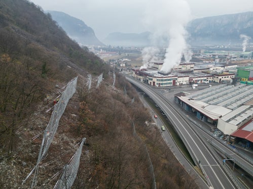 Sotto la direzione della Ripartizione Infrastrutture della Provincia, sono state installate nuove recinzioni paramassi sopra la strada statale del Brennero, nei pressi di Laives. (Foto: Ripartizione Infrastrutture)