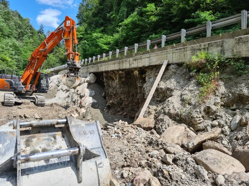 Die Wildbacharbeiter errichten unterhalb der Leitplanken eine Mauer aus Zyklopensteinen. (Foto: LPA/Landesamt für Wildbach- und Lawinenverbauung Nord)