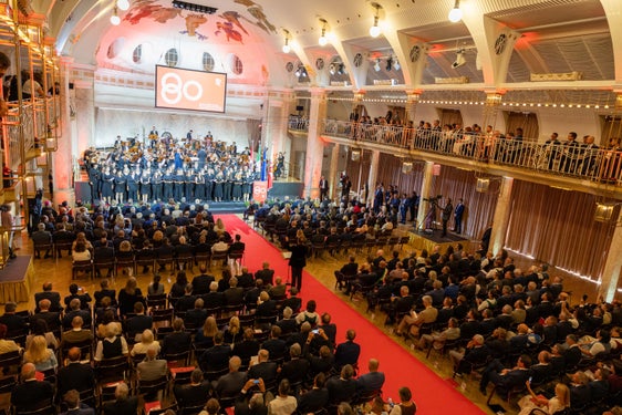 Im Rahmen einer musikalisch umrahmten Feier zum 80. Jahrestag der Unterzeichnung des Pariser Vertrags zeichnete Landeshauptmann Arno Kompatscher die Staatspräsidenten Sergio Mattarella und Alexander Van der Bellen mit dem Großen Verdienstorden des Landes Südtirol aus. (Foto: LPA/Bernhard Aichner)
