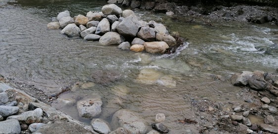 Die Bauarbeiter der Wildbachverbauung haben aus großen Zyklopensteinen acht Sohlgurten quer in das Bachbett des Eisacks bei der Plunger Säge in Oberau hineingebaut, im Bild einer davon. (Foto: LPA/Landesamt für Wildbach- und Lawinenverbauung Nord)