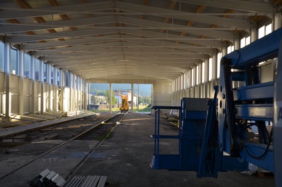 Sono terminati i lavori per l'ampliamento e l'adeguamento della rimessa di San Candido, nella quale ora di notte stazionano i treni FLIRT a pianale ribassato (Foto: STA/Daum)

