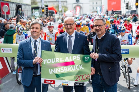 Il presidente dell'Euregio e capitano del Tirolo Anton Mattle (al centro) con il presidente della Provincia autonoma di Bolzano Arno Kompatscher (a destra) e il vicepresidente della Provincia autonoma di Trento Achille Spinelli (a sinistra) alla partenza del Tour of the Alps a Innsbruck. (Foto: Land Tirolo/Fitsch)