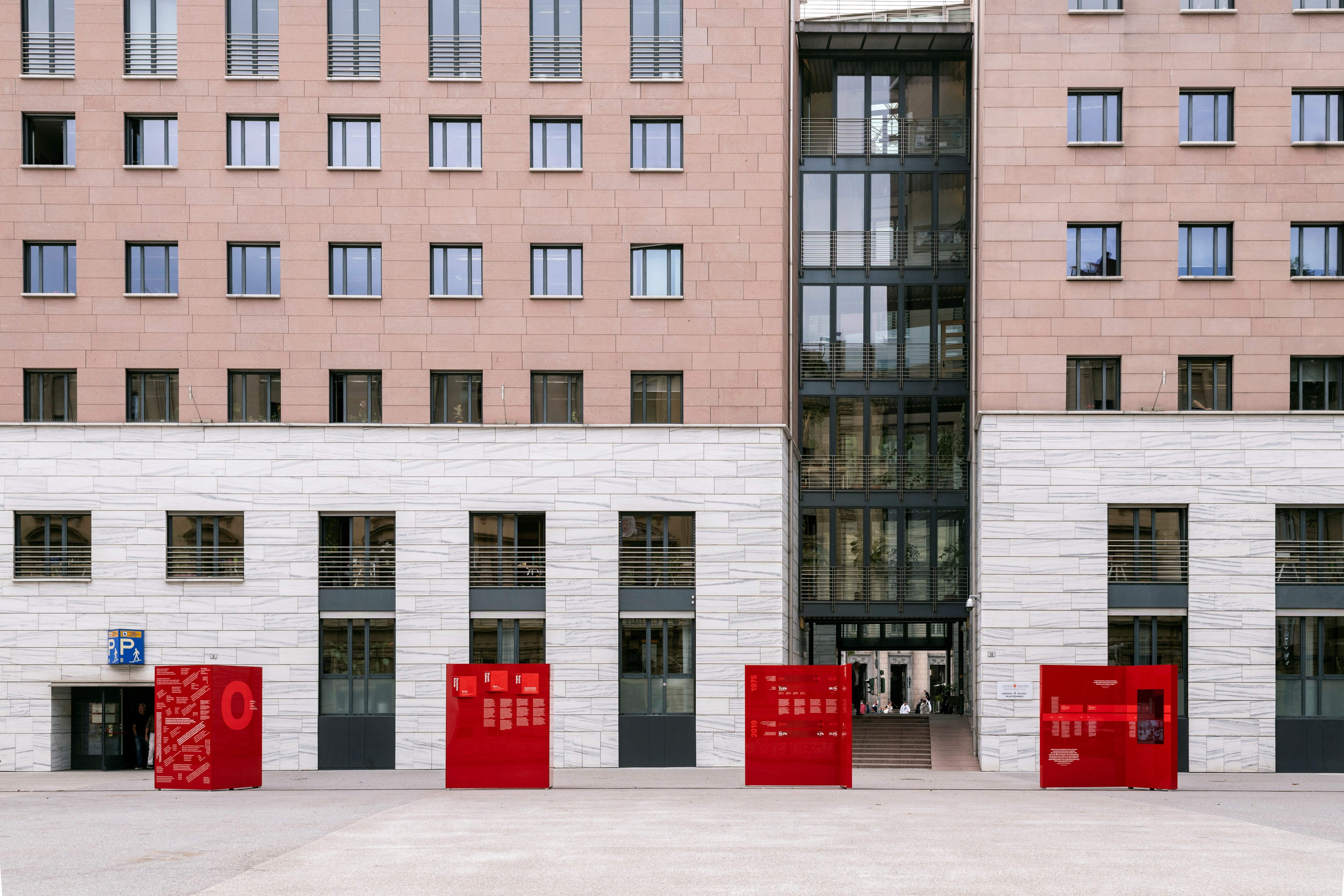 Ab 22. September 2025 wird Virna Bussadori als Direktorin die Geschicke der Landesabteilung Vermögensverwaltung (im Bild), die im Landhaus 2 am Silvius-Magnago-Platz in Bozen untergebracht ist, lenken. (Foto: LPA/Ivo Corrà)