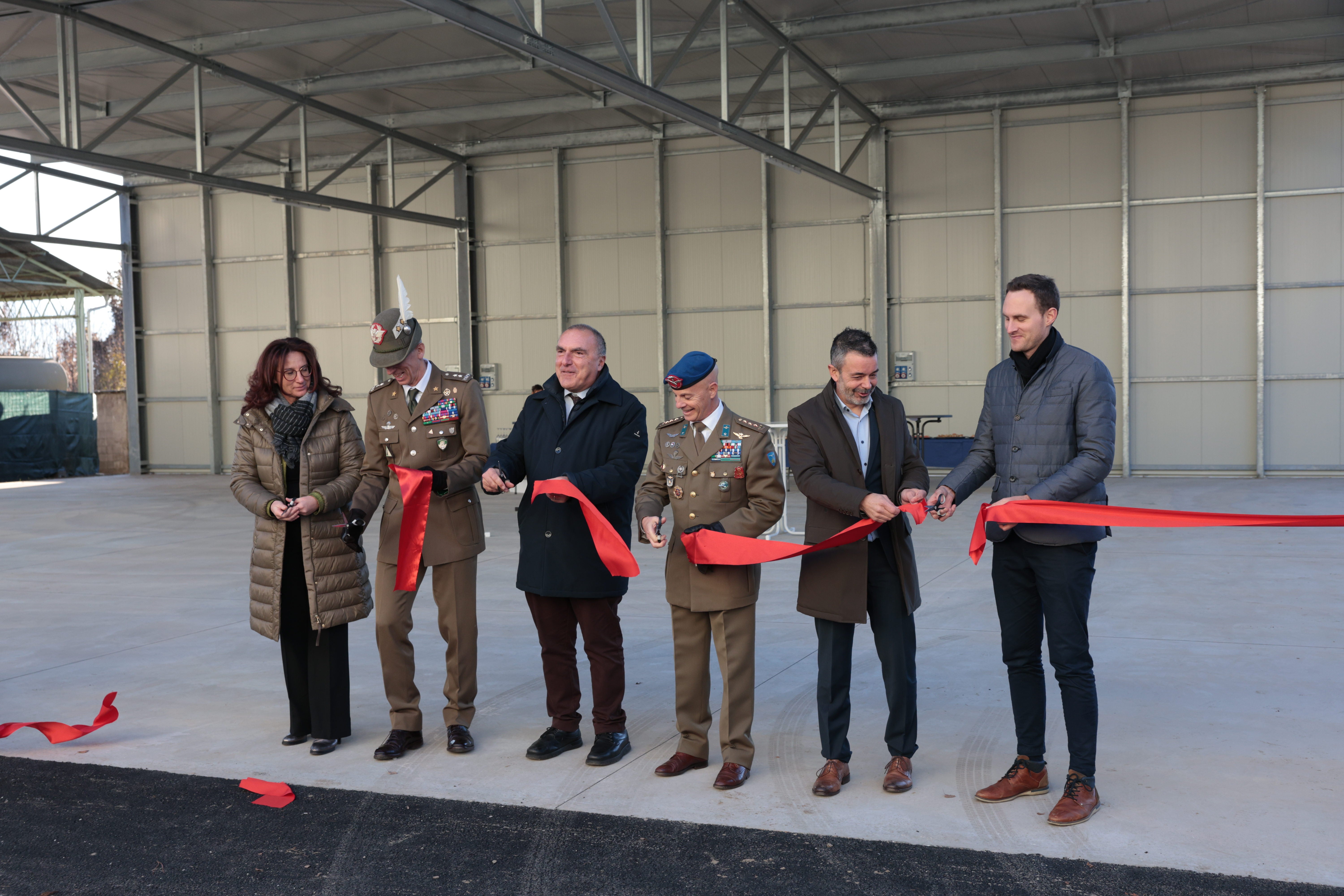  Das Verteidigungsministerium hatte dem Land Flächen für den Bau der Unterführung von St. Jakob zur neuen Zughaltestelle abgetreten. Im Gegenzug wurde ein Fahrzeugunterstand für das Militär errichtet, der nun seiner Bestimmung übergeben wurde. Mit dabei waren (von links): Vizegeneralsekretärin des Landes Marion Markart, Michele Risi, Geniodife-Direktor Giancarlo Gambardella, Fabio Canteri, Sta-Generaldirektor Joachim Dejaco und Amtsdirektor Alexander Alber. (Foto: STA/Brentegani)