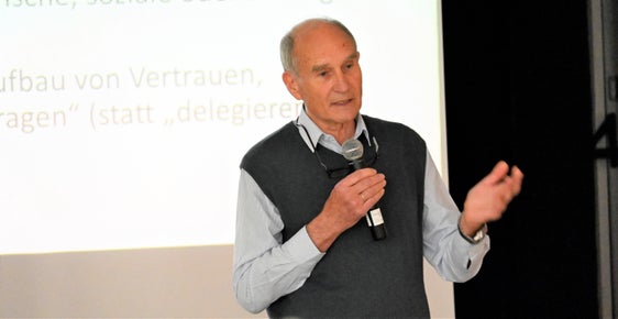 Professor Walter Lorenz von der Fakultät für Bildungswissenschaften Brixen: Soziale Herausforderungen können nur in Zusammenarbeit zwischen den verschiedenen pädagogischen Spezialisierungen und weiteren Akteuren und Akteurinnen im Umfeld bewältigt werden. (Foto: LPA/Landesdirektion deutschsprachige Berufsbildung)