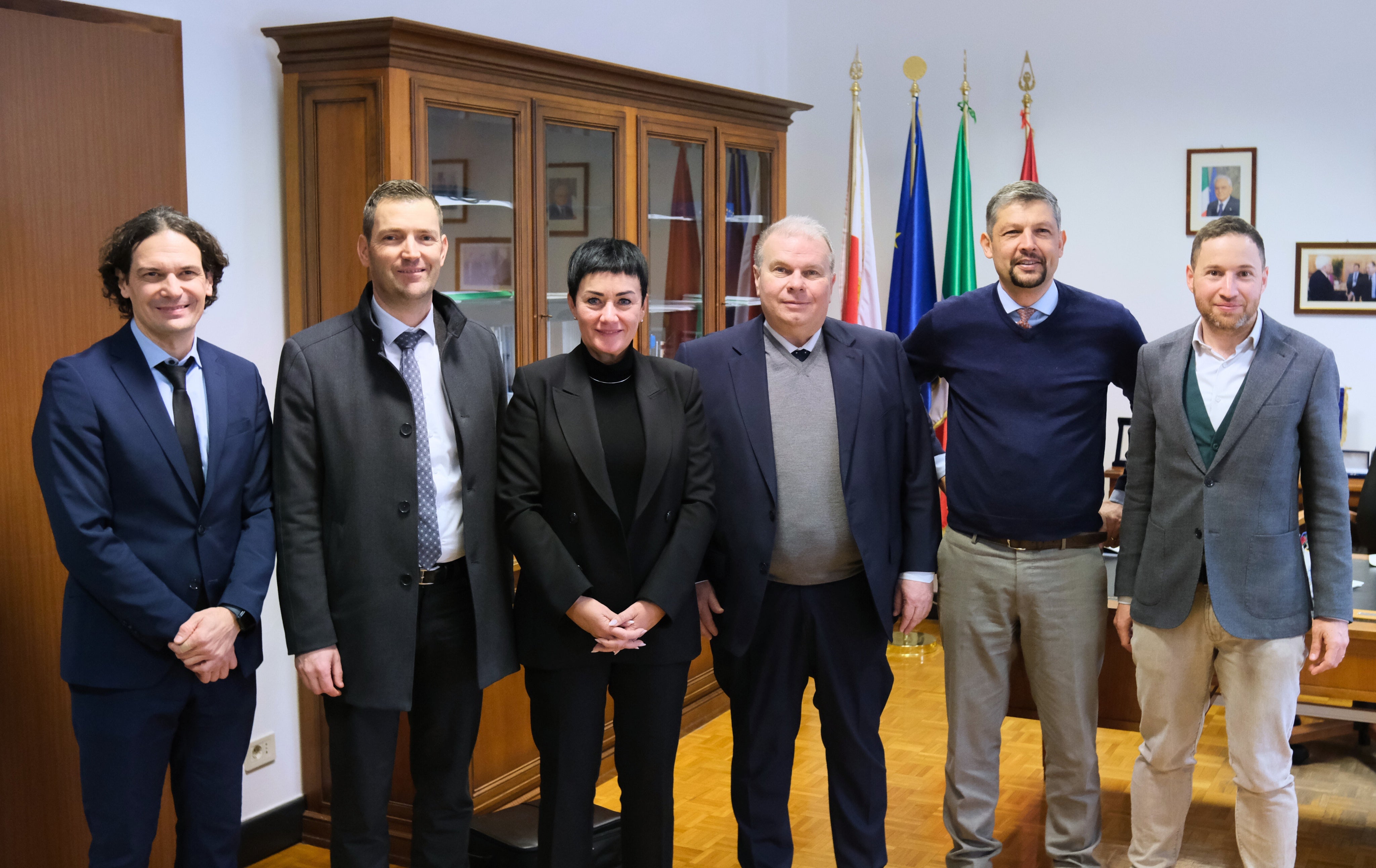 Sie zogen heute Bilanz über die bereits ergriffenen Maßnahmen zur Verbesserung der Sicherheit in den öffentlichen Verkehrsmitteln und sprachen über neue Initiativen (im Bild von links): Ruggero Rossi de Mio, Generaldirektor der Sasa, Martin Vallazza, Direktor des Ressorts für Infrastrukturen und Mobilität, Landesrätin Ulli Mair, Quästor Paolo Sartori, Landesrat Daniel Alfreider und Mirko Waldner, Direktor des Amtes für Personenverkehr. (Foto: LPA/Lukas Forer)