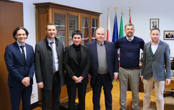 Sie zogen heute Bilanz über die bereits ergriffenen Maßnahmen zur Verbesserung der Sicherheit in den öffentlichen Verkehrsmitteln und sprachen über neue Initiativen (im Bild von links): Ruggero Rossi de Mio, Generaldirektor der Sasa, Martin Vallazza, Direktor des Ressorts für Infrastrukturen und Mobilität, Landesrätin Ulli Mair, Quästor Paolo Sartori, Landesrat Daniel Alfreider und Mirko Waldner, Direktor des Amtes für Personenverkehr. (Foto: LPA/Lukas Forer)