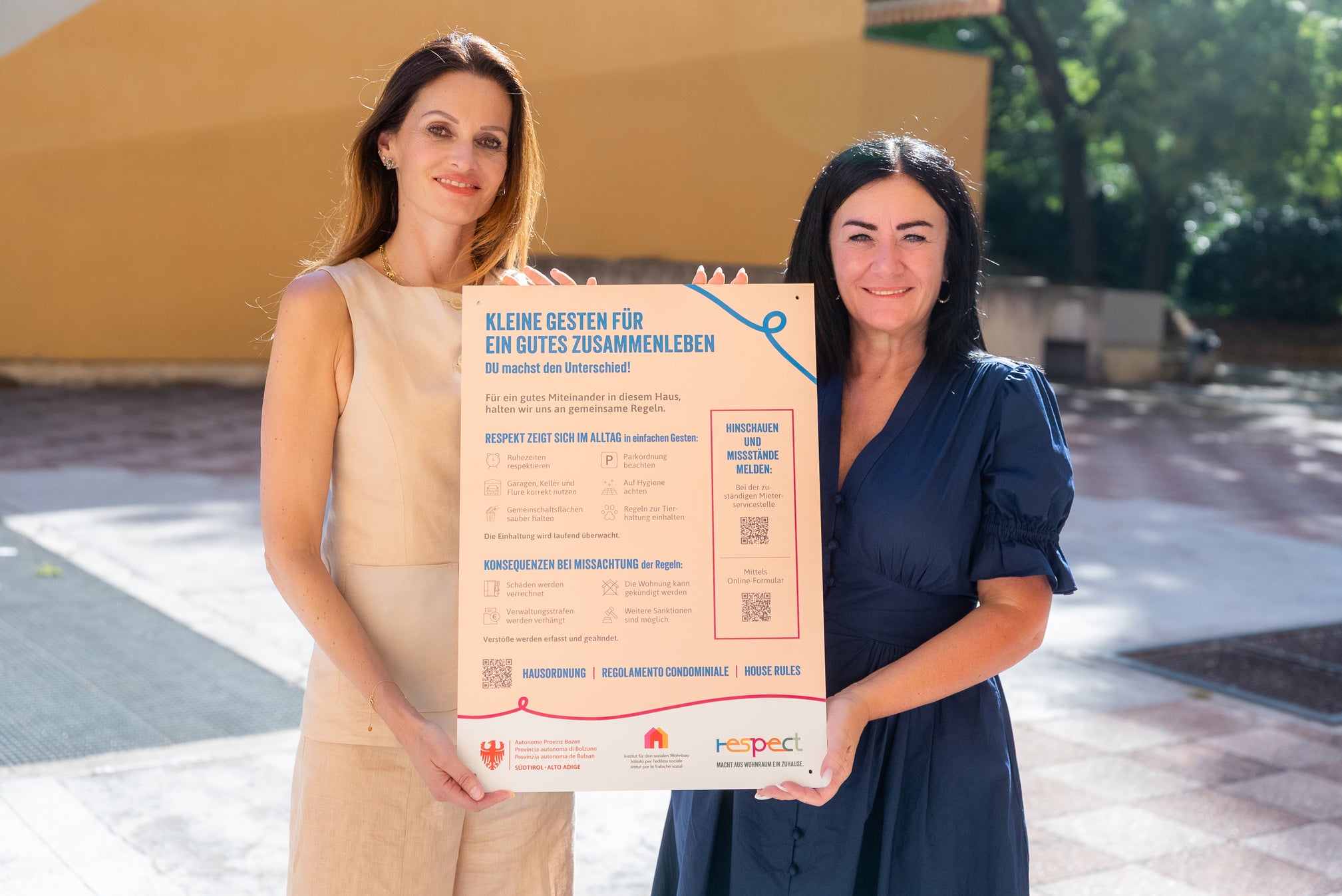 La presidente uscente dell'IPES, Francesca Tosolini (a sinistra nella foto), insieme all’assessora provinciale all’Edilizia abitativa e alla Sicurezza e prevenzione della violenza Ulli Mair, durante l’installazione dei primi cartelli sugli edifici dell'IPES. (Foto: USP/advertos)