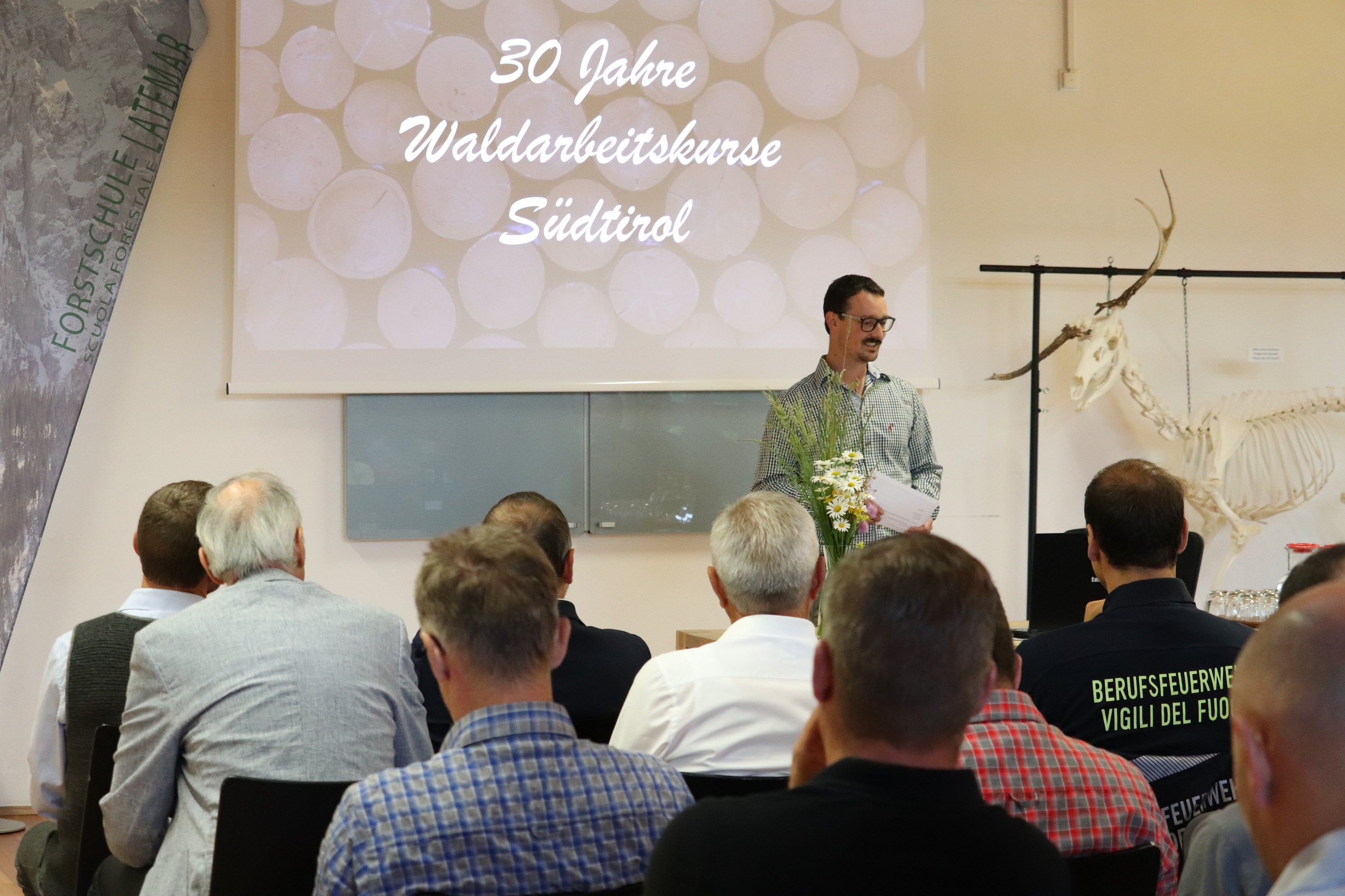 Rückblick auf 30 Jahre Waldarbeitskurse in der Forstschule Latemar: Schulleiter Florian Reichegger, selbst 30 Jahre alt, bei der Begrüßung. (Foto: LPA/Maja Clara)