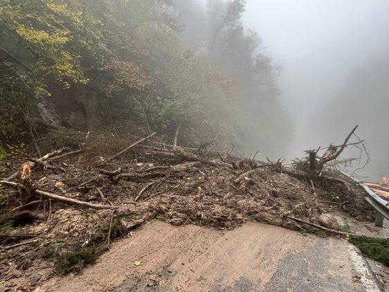 Nach dem Murenabgang von Ende Oktober bleibt die Landesstraße von Waidbruck nach Kastelruth (LS 24) voraussichtlich bis 24. November gesperrt. (Foto: LPA/Landesstraßendienst)