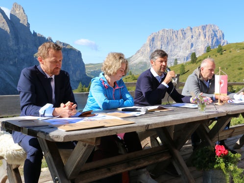 #prömtëmp mit: (v.l.) Stuflesser, Ploner, LR Alfreider und Moroder (Foto: LPA/Ingo Dejaco)