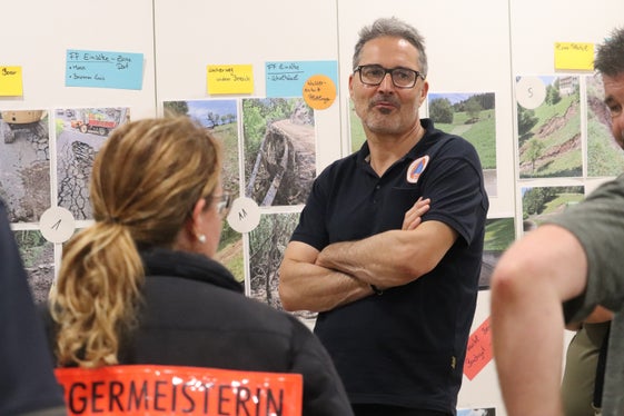 Bürgermeisterin Sonja Plank und Bevölkerungsschutzlandesrat und Landeshauptmann Arno Kompatscher bei der Lagebesprechung in Hafling (Foto: LPA/Maja Clara)