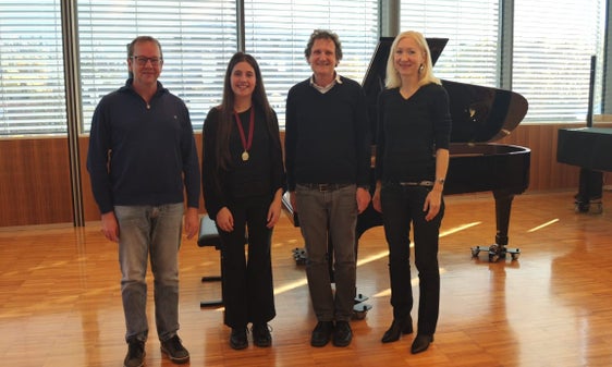 Gruppenfoto der Jury mit Schülerin Michela Nardin (Klavier-Leistungsabzeichen Gold, 2.v.l.) Gernot Hofer, Bruno Elzenbaumer, Fachgruppenleiterin Iryna Kyrylovska (Foto: LPA/Landesmusikschuldirektion)