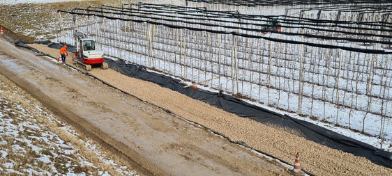 Das Amt für Wildbachverbauung Süd in der Agentur für Bevölkerungsschutz hat den Damm auf der orografisch linken Seite der Etsch in den Gemeinden Auer und Pfatten verstärkt. Die durchgeführten Maßnahmen umfassen den Bau eines Filterkörpers aus Schotter, damit wurde die Gefahr der Unterströmung beziehungsweise Untersickerung verringert und die Stabilität des Dammes bei Hochwasserereignissen erhöht. (Foto: LPA/Amt für Wildbachverbauung Süd in der Agentur für Bevölkerungsschutz)