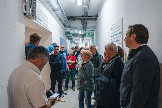 Günther Leitgeb (di spalle con la giacca azzurra) ha guidato una parte della comitiva di giornalisti austriaci all'interno dello stadio del biathlon di Rasun Anterselva. Molto apprezzata dai visitatori è stata la rinnovata area sotterranea, che dà accesso alla zona di gara. (Foto: Josef Plaickner) 