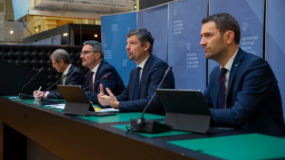 L'intervento dell'assessore alla Mobilità Daniel Alfreider, secondo da destra: Se vogliamo davvero trasferire il traffico passeggeri e merci sulla ferrovia e rendere più sostenibile il traffico rimanente, dobbiamo attuare con forza il concetto di Brenner Digital Green Corridor (Foto: ASP/Fabio Brucculeri)