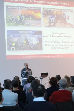 Auftrag des Feuerwehrdienstes vorgestellt: der Direktor des Landesverbandes der Freiwilligen Feuerwehren Christoph Oberhollenzer (Foto: LPA/Maja Clara)