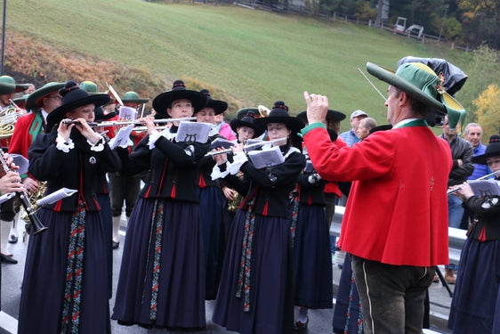 Tla legislatura passeda à la Consulta Culturela Ladina dat ju si minonga n con‘ de de ndut 567 dumandes de cuntribut per i pruiec culturei y artistics anuei per l sustëni de Cores y Mujighes y n generel de lies che à te si finamira l mantenimënt y l svilup dla rujeneda y cultura ladina, dla mujiga y dla poejia, tlo leprò nce dumandes per nvestimënc. 
Sun la fotografia iel da udëi la Müjiga de Badia. (Foto: USP/Ingo Dejaco).