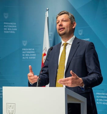 Bereits nächstes Jahr sollen die fünf neuen H2-Busse laut Mobilitätslandesrat Daniel Alfreider im Einsatz sein. (Foto: LPA/Fabio Brucculeri)
