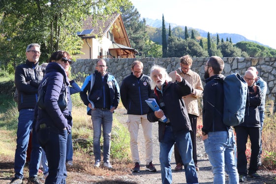Exkursion zur Schutzmauer am Mühlbach in Meran-Gratsch: Der langjährige (vom Jahr 2000 bis 2018) Direktor des Amtes für Wildbach- und Lawinenverbauung West Mauro Spagnolo (im Zentrum) erläuterte die Funktion der Schutzmauer und des Ablenkdamms. (Foto: LPA/Maja Clara)