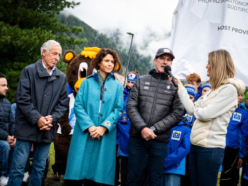 Auch die ehemaliger Wintersportprofis Gustav Thöni, Isolde Kostner und Armin Zöggeler (im Gespräch mit Claudia Messner) freuen sich darüber, dass Südtirol olympische Bewerbe beheimatet. (Foto: LPA/Fabio Brucculeri) 