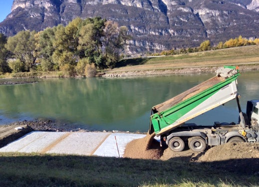 Die ausgelegte und anschließend bedeckte Tondichtungsbahn verstärkt den Hochwasserschutz. (Foto: LPA/Amt für Wildbach- und Lawinenverbauung Süd)