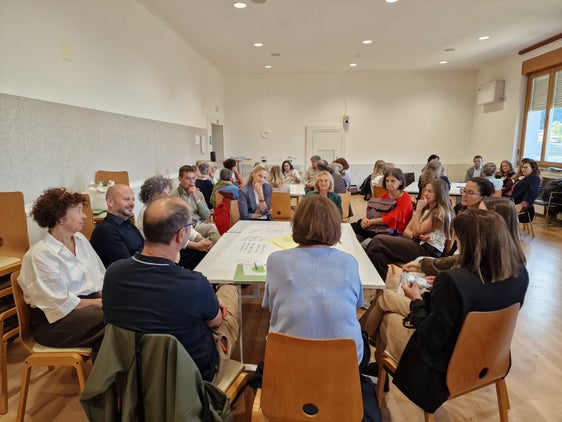 Welche Vorteile könnte ein Südtiroler Qualitätszertifikat für die Erwachsenenbildung bringen, und welche Herausforderungen wären damit verbunden? Mit diesen Fragen setzten sich die rund 80 Teilnehmenden des Tages der Weiterbildung am Nachmittag im World-Café auseinander. (Foto: LPA/Amt für Weiterbildung und Sprachen)