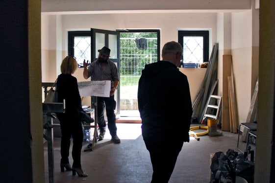 Landesrätin Deeg nutzte den Lokalaugenschein auch, um sich mit den Bauarbeitern auszutauschen. (Foto: LPA/Greta Stuefer) 