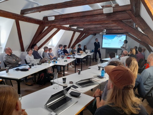 I partecipanti alla conferenza internazionale degli addetti al servizio di prevenzione valanghe, nella foto, con l'assessore alla protezione civile e presidente della Provincia Arno Kompatscher e la direttrice Michela Munari. (Foto: USP/Maja Clara)