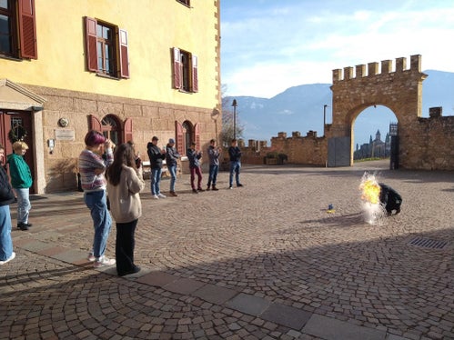 Im Chemie-Workshop ging es unter anderem darum, die Explosionsgrenze bestimmter Stoffe zu ermitteln. (Foto: LPA/Alexander Ulbricht)

