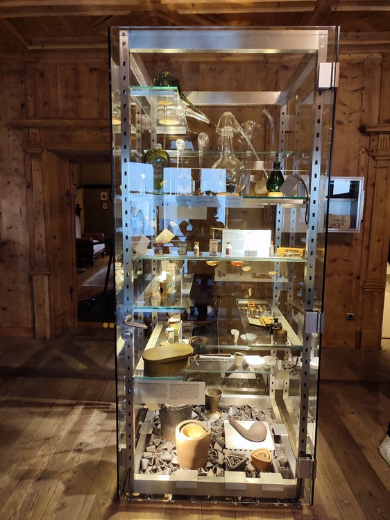 Gli studenti di lingua italiana e tedesca hanno superato le barriere linguistiche grazie a "ZuRitz!": il progetto epistolare tra la scuola professionale Zuegg e la scuola alberghiera Ritz di Merano. Momento culminante la gita al Museo della Farmacia di Bressanone (Foto: ASP/Scuola L. Zuegg)