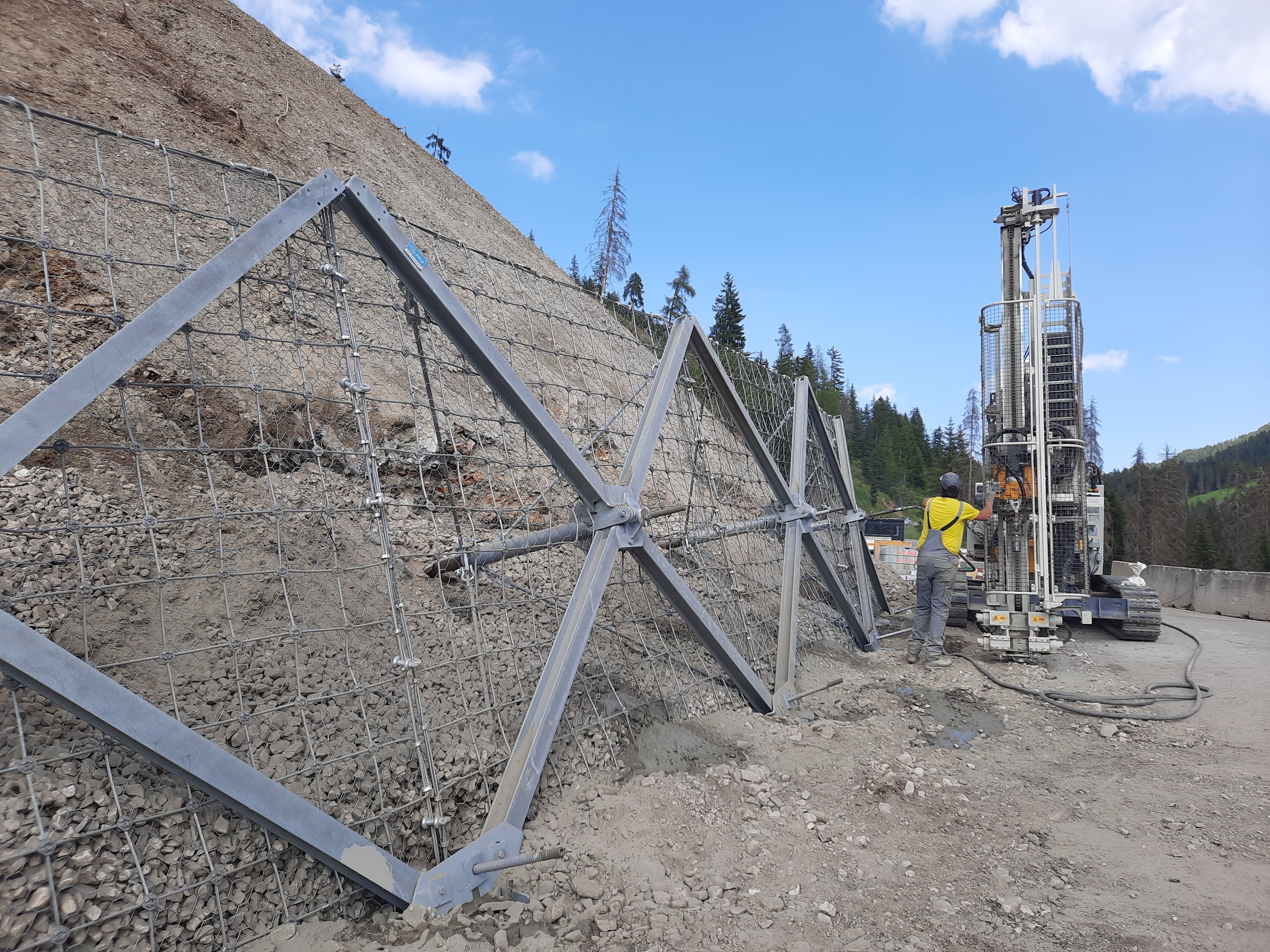 Lungo la strada che porta al Passo Furcia, il Servizio strade sta lavorando per stabilizzare i muri (Foto: ASP/Servizio strade Val Pusteria)