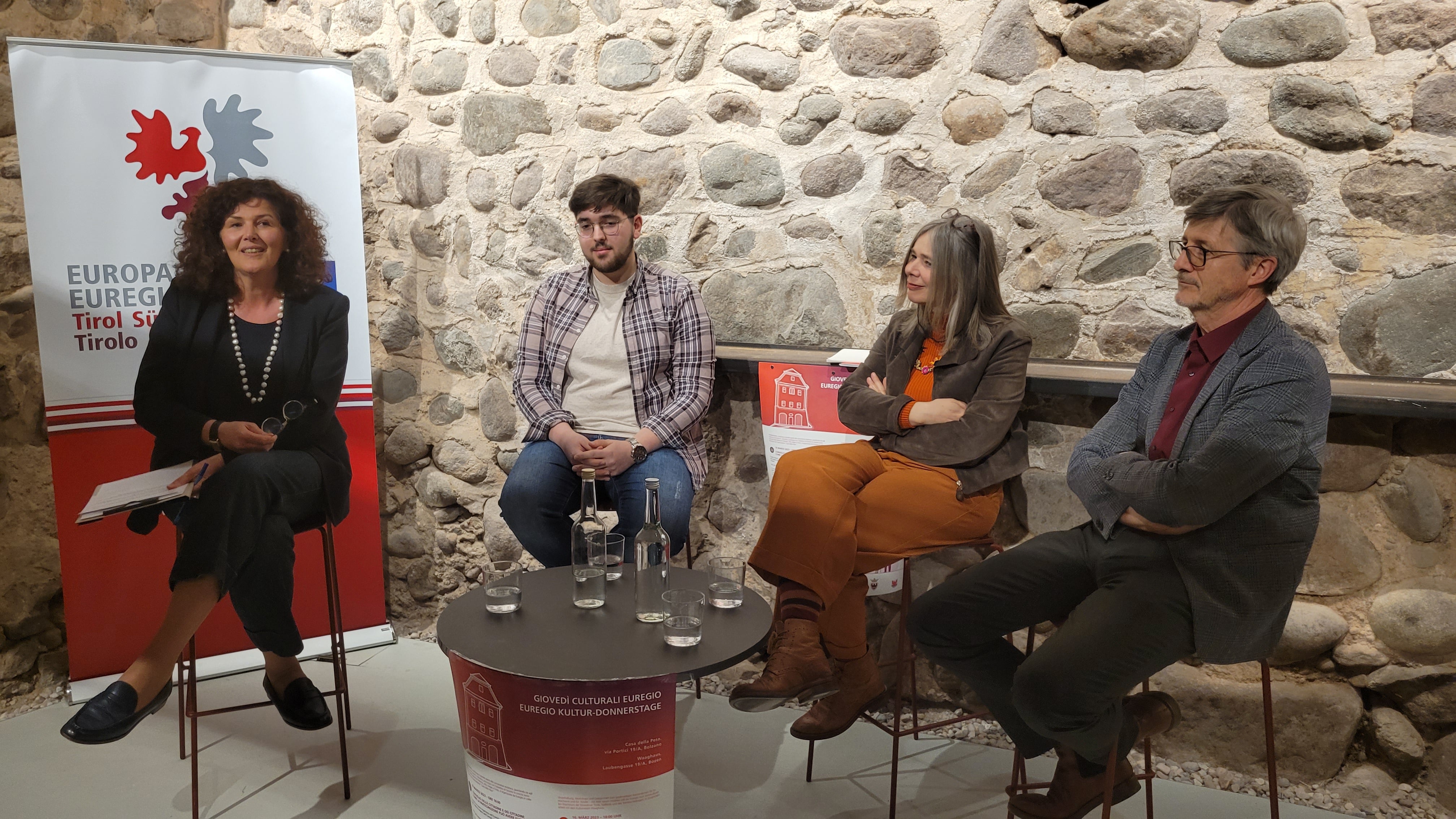Da sinistra Sabina Frei, moderatrice, Justin Mine, del Consiglio dei cittadini dell‘Euregio, Jutta Telser, del Consiglio dei cittadini del Comune di Merano, e Stefan Frötscher, assessore del Comune di Merano (Foto: Euregio/Armin Gluderer)
