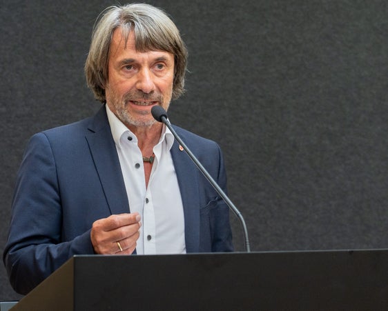 Gesundheitslandesrat Hubert Messner ruft nach der mißglückten Herztransplantation in Neapel zu Zurückhaltung und Sachlichkeit auf und betont, dass Spekulationen den betroffenen Familien und Fachkräften zusätzlichen belasten.(Foto: LPA/Greta Stuefer)