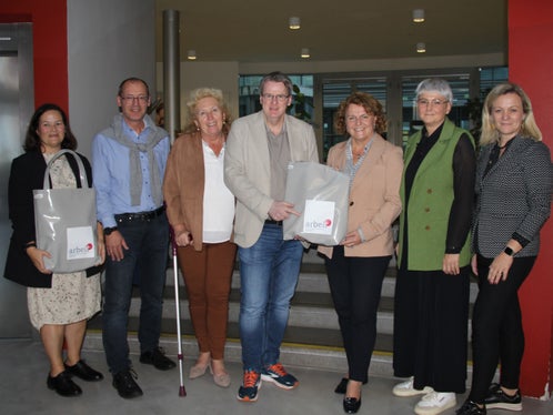 Austausch zwischen Südtirol und Kärnten: v.l.n.r. Pamela Kogelnik-Mühlmann (Sachgebietsleiterin Arbeitsmarkt, Amt der Kärntner Landesregierung), Wolfgang Haberl (Leiter Förderabteilung,  AMS Kärnten), Christine Gaschler-Andreasch (stv. Leiterin der Abteilung Soziales, Amt der Kärntner Landesregierung), Peter Wedenig (Geschäftsführer AMS Kärnten), Landesrätin Rosmarie Pamer, Ressortdirektorin Michela Morandini, Daniela Zöchmann (Vorständin von  arbeit plus – Soziale Unternehmen Kärnten) (Foto: LPA/Carmen Kollmann)