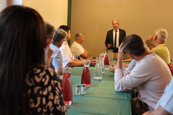 Con l’assessore provinciale Arnold Schuler la delegazione di Assia e Renania-Palatinato si è informata sull’economia del legno in Alto Adige (Foto: ASP/VdW/Renè Tumler)
