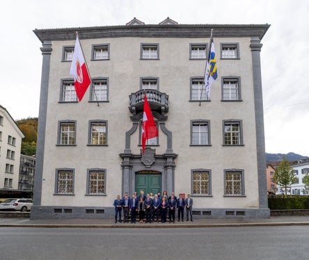 Oltre alle bandiere della Svizzera e del Cantone dei Grigioni, il Governo del Cantone dei Grigioni ha issato anche la bandiera dell'Alto Adige nella sua sede per la visita della delegazione della Giunta provinciale altoatesina. (Foto: USP/Cantone dei Grigioni)