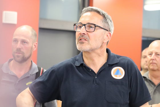 Sicherheit der Menschen an erster Stelle: Bevölkerungsschutzlandesrat und Landeshauptmann Arno Kompatscher bei der Besprechung in der Feuerwehrhalle (Foto: LPA/Maja Clara)