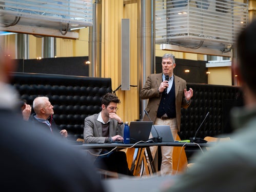 I rappresentanti di Terna hanno illustrato le fasi della procedura di autorizzazione finora completate e hanno fornito informazioni sullo stato di avanzamento della pianificazione nei singoli comuni. (Foto: USP/Fabio Brucculeri)