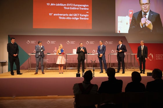 Im Gespräch standen die neuen Euregio-Verträge im Mittelpunkt: (v.l.) Euregio-Generalsekretär Matthias Fink, LH Fugatti, Moderatorin Karin Gschnitzer, LH Platter, LH Kompatscher, Moderator Thomas Saurer, Europarechtsexperte Walter Obwexer (Foto: Land Tirol/Sedlak)