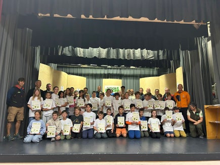 Il 2 agosto, 45 bambine e bambini appassionati di natura di età compresa tra i 10 e gli 11 anni hanno ricevuto i loro diplomi di “Junior Ranger del Parco naturale 2025” durante una cerimonia nella Casa della cultura di La Valle. Erano presenti numerosi ospiti d'onore, tra cui l'assessore provinciale Peter Brunner (in piedi, secondo da sinistra). (Foto: USP/Ralf Pechlaner)