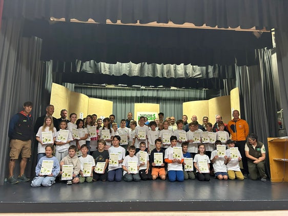 45 naturbegeisterte Kinder zwischen 10 und 11 Jahren haben am 2. August bei einer Feierstunde im Vereinssaal von Wengen ihre "Naturpark Junior Ranger 2025"-Diplome bekommen. Anwesend waren zahlreiche Ehrengäste wie Landesrat Peter Brunner (stehend, 2.v.l.) (Foto: LPA/Ralf Pechlaner)