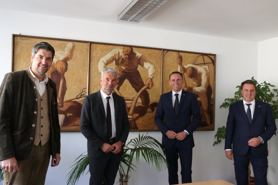 LR Schuler (2.v.l.) mit Landesrat Jochen Danninger (2.v.r.) und Wirtschaftskammerpräsident Wolfgang Ecker (1.v.r.) sowie Landtagsabgeordneter Helmut Tauber (1.v.l.). (Foto: LPA)