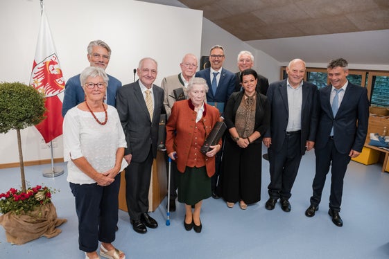 Bei einer Dankesfeier im Kindergarten von Margreid ist die Unterstützung des Kulturwerkes für Südtirol gewürdigt worden (von links): Herta Haas Stimpfl, Hans-Christoph von Hohenbühel, Johannes Eigelsreiter, Renate Bawiedemann, Eduard Höcherl, Arno Kompatscher, Helena Saltuari, Othmar Parteli, Luis Durnwalder, Andreas Bonell. (Foto: LPA/Bernhard Aichner)