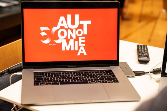 La podcaster di Understanding Autonomy è la giornalista bolzanina Anita Rossi. 